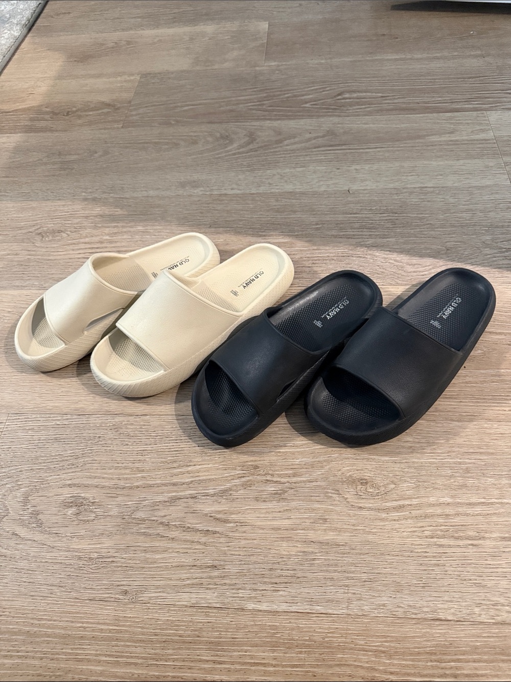 Old Navy Men's Slide Sandals Black & Cream Lot of 2